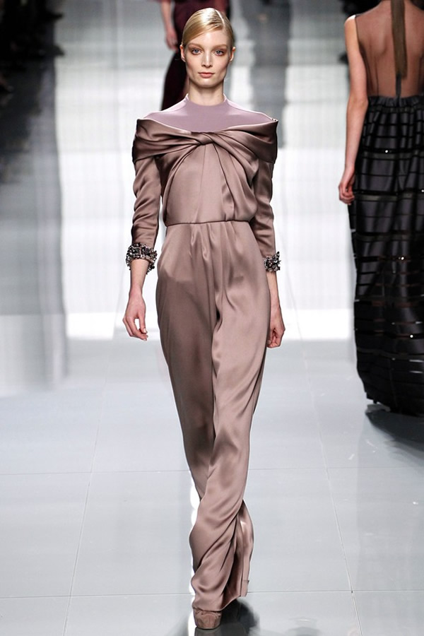 На фото модель демонстрируют коллекцию осень-зима 2012-2013гг. от Christian Dior Christian Dior не хватает Гальяно. Коллекция осень-зима 2012-2013