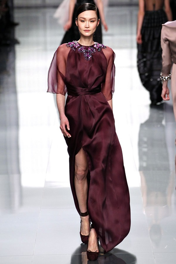 На фото модель демонстрируют коллекцию осень-зима 2012-2013гг. от Christian Dior Christian Dior не хватает Гальяно. Коллекция осень-зима 2012-2013