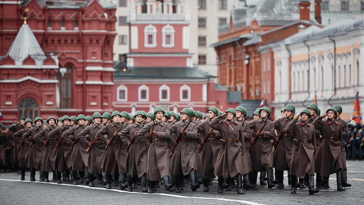 Торжественный марш, посвященный параду 1941 года: фоторепортаж