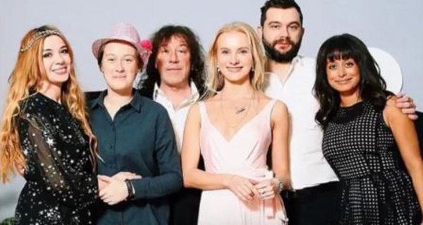 Слева направо: Соня, Марта, Владимир, его последняя (уже бывшая) супруга, Никита и Николь