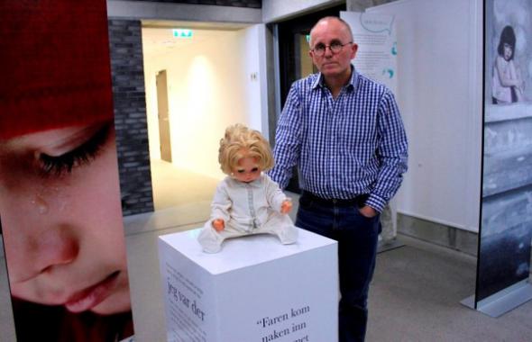 Эта кукла на фото принадлежала маленькой девочке, которую изнасиловал отец-норвежец.