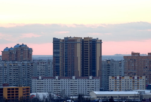 Дом в Одинцово на фоне закатного неба, светлый снимок