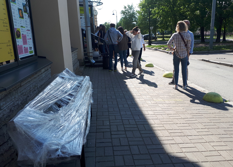 Петербург пирует: ситуация с коронавирусом аховая, а город массово гуляет