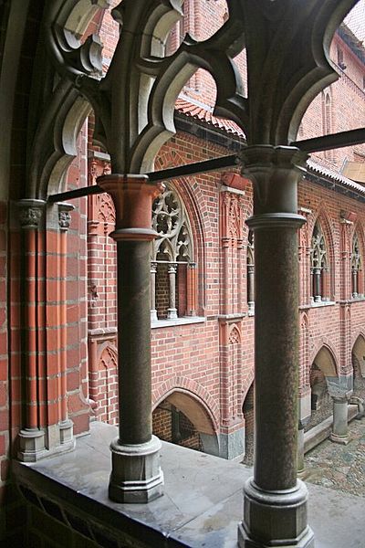 File:Malbork kruzganki przezrocze.jpg
