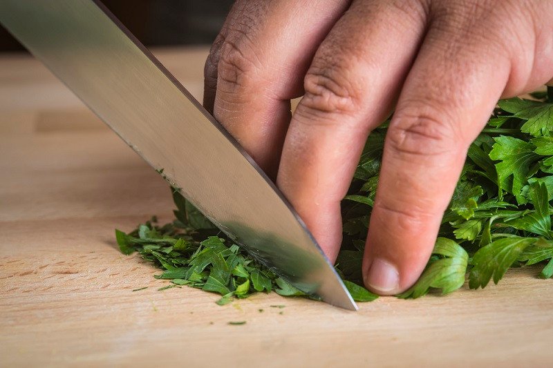 нарезать петрушку