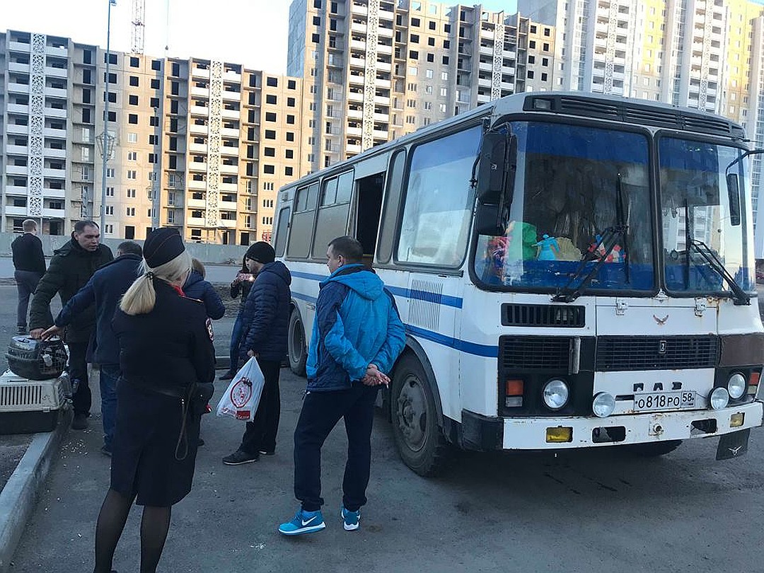 Директор цирка (в синей куртке) от комментариев отказывался. Фото: Вачаган Даллакян.