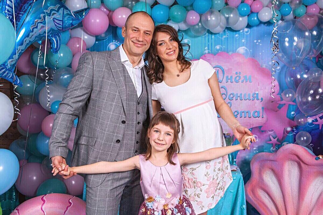 «Моя семья — прекрасные девчонки»: Константин Соловьёв показал нежное фото с женой, старшей дочерью и «Младшей принцессой» «Моя семья — прекрасные девчонки»: Константин Соловьёв показал нежное фото с женой, старшей дочерью и «Младшей принцессой»