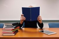 По заявлениям родителей, всё свободное время современного школьника от прихода со школы и до сна занимает выполнение домашних заданий.