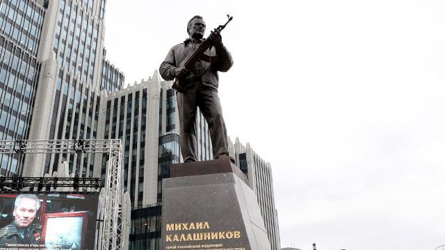 Калашников бы рассмеялся Почему скульптор увековечил в бронзе давно развеянный миф.