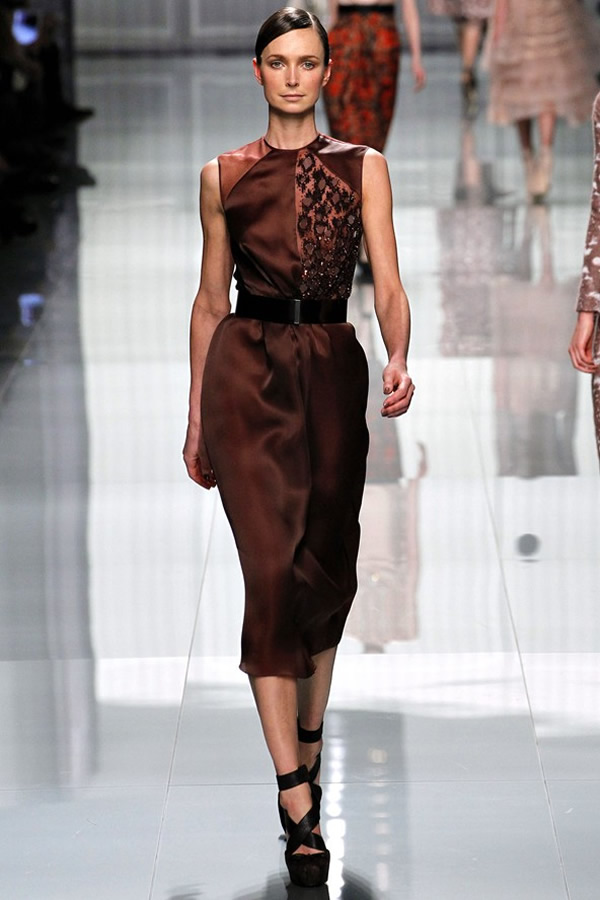 На фото модель демонстрируют коллекцию осень-зима 2012-2013гг. от Christian Dior Christian Dior не хватает Гальяно. Коллекция осень-зима 2012-2013