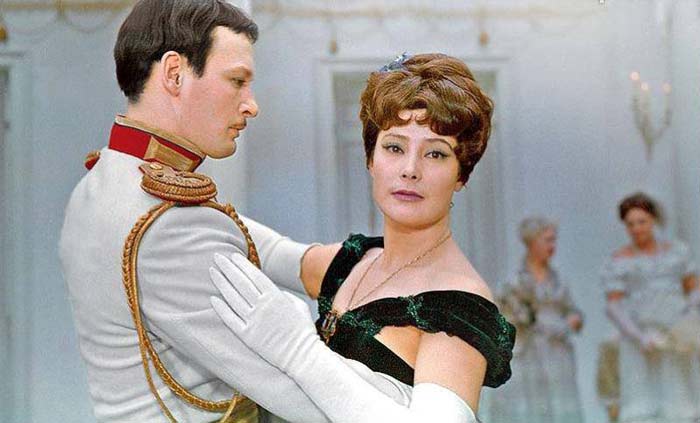 Татьяна Самойлова и Василий Лановой в фильме *Анна Каренина*, 1967 | Фото: stuki-druki.com Как Татьяна Самойлова повторила успех своего отца, и чем за это поплатилась: Анна Каренина, дочь полковника Щорса