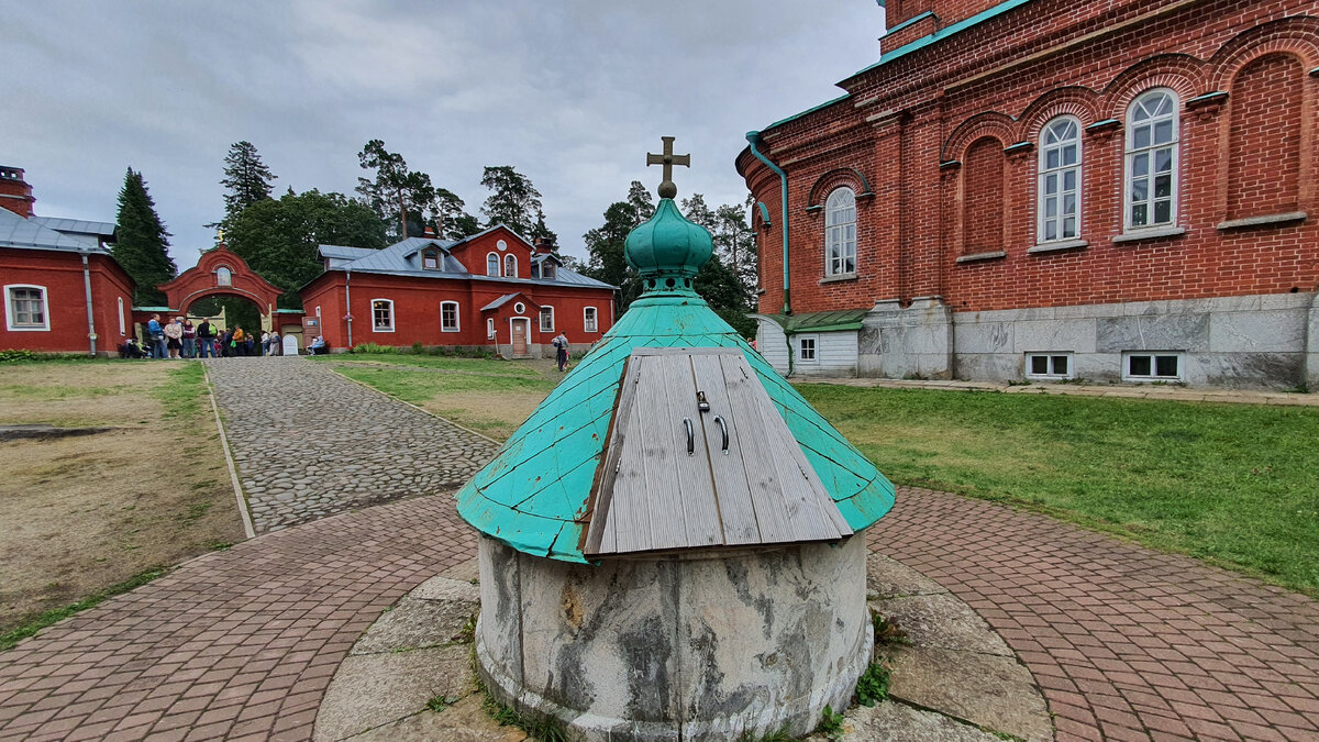 Колодец во дворе Воскресенского скита