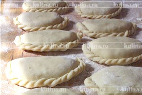 Вареники с начинкой из сырого картофеля Тесто раскатать, стаканом вырезать круги, на каждый положить по ложке начинки, фигурно соединить края и выложить на доску, подпыленную мукой.