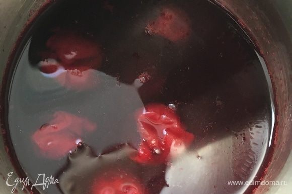 Это слитый от вишни сок плюс столовая ложка вишен от общей массы. В ковшик я добавила сахар по вкусу и крахмал, уварила до загустения. Это будет вишневый соус, с которым я задумала подавать штрудель. Это слитый от вишни сок плюс столовая ложка вишен от общей массы. В ковшик я добавила сахар по вкусу и крахмал, уварила до загустения. Это будет вишневый соус, с которым я задумала подавать штрудель.