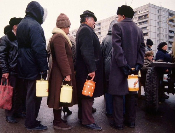 Начало 90-х, очереди абсолютно везде