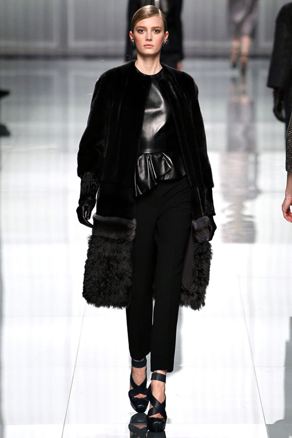 На фото модель демонстрируют коллекцию осень-зима 2012-2013гг. от Christian Dior Christian Dior не хватает Гальяно. Коллекция осень-зима 2012-2013