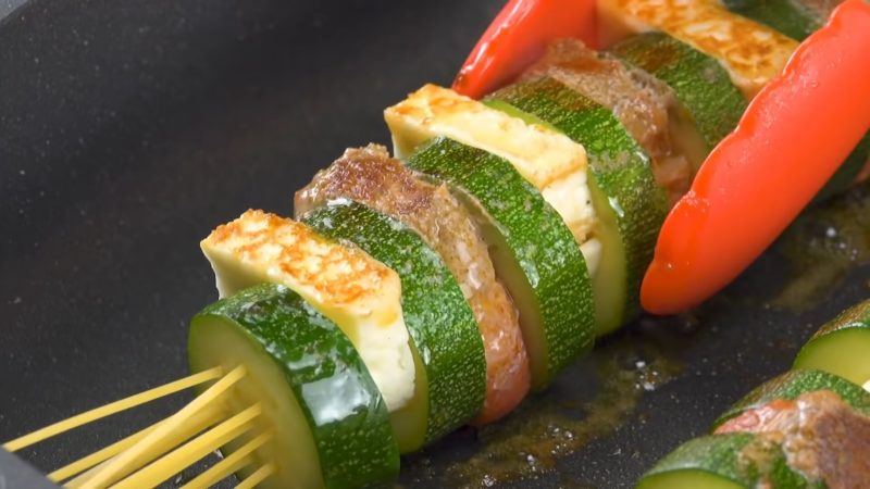 Протыкаем кабачки спагетти и получаем необычный и вкусный ужин