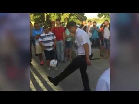 Ростовский полицейский сорвал аплодисменты иностранцев, показав мастерство владения мячом
