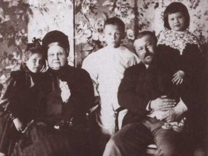 Меценат и промышленник Савва Тимофеевич Морозов с матерью и детьми Марией, Тимофеем и Еленой, 1898 | Фото: coollib.xyz