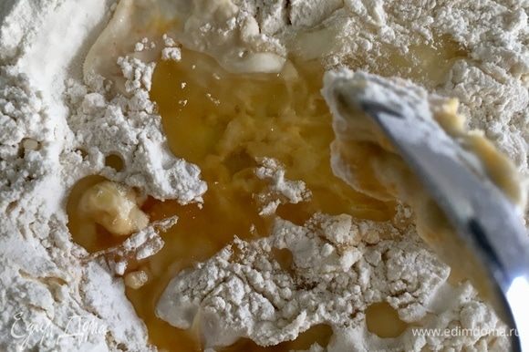 Начнем смешивать муку и яйцо сперва ложкой, попеременно вливая 2 столовые ложки масла и воду. В несколько этапов. Начнем смешивать муку и яйцо сперва ложкой, попеременно вливая 2 столовые ложки масла и воду. В несколько этапов.