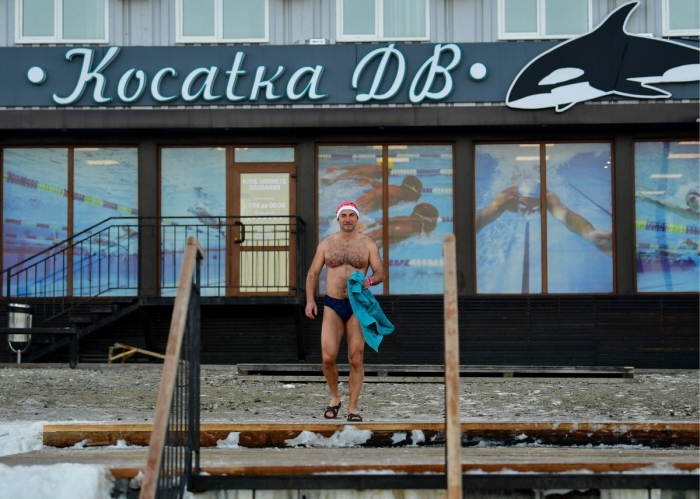 Суровые жители Владивостока попрощались со старым годом купанием в проруби Суровые жители Владивостока попрощались со старым годом купанием в проруби