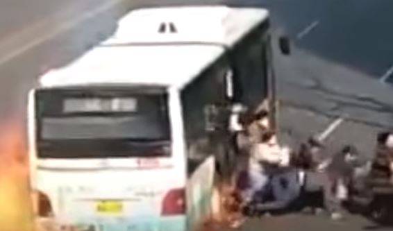 Видео: пожар выгнал из автобуса 