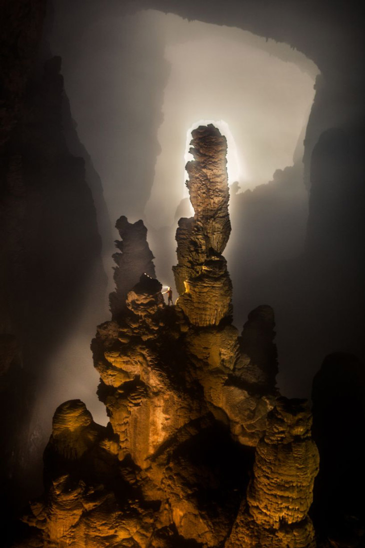 Человек и образования в пещере Шондонг