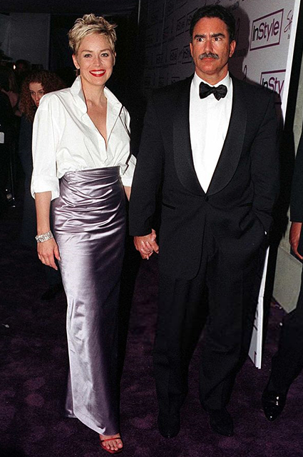 Шэрон Стоун (Vera Wang) и Фил Бронштейн, 1998 год Шэрон Стоун (Vera Wang) и Фил Бронштейн, 1998 год