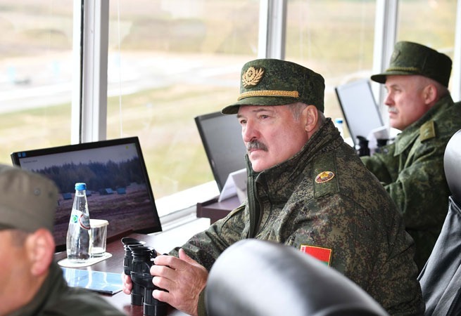 В публичном пространстве президент Лукашенко демонстрирует воинственность
