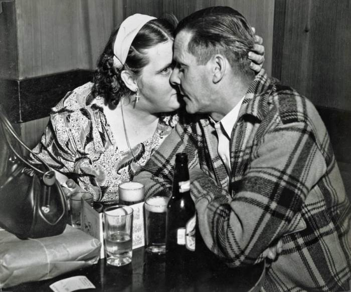 Любовники в баре в Боуэри. Автор: Arthur Fellig (Weegee). Любовники в баре в Боуэри. Автор: Arthur Fellig (Weegee).