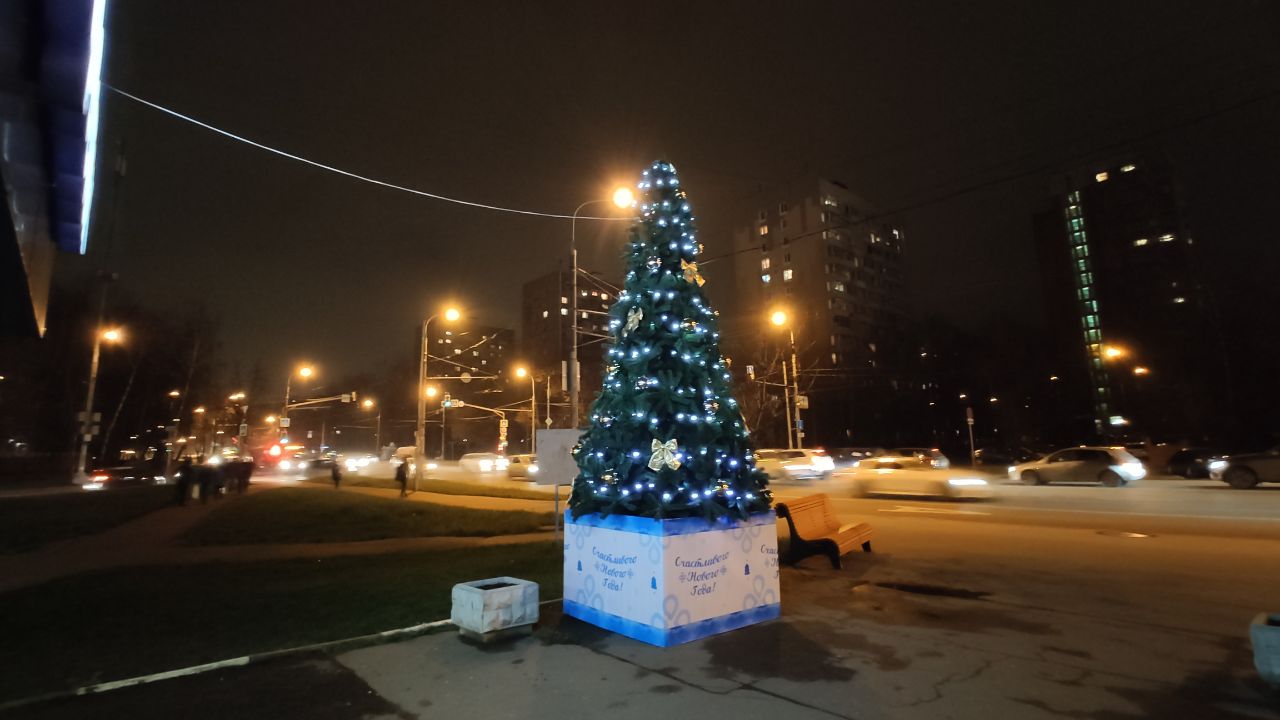 Новый год к нам мчится: в СВАО нарядили первую елку