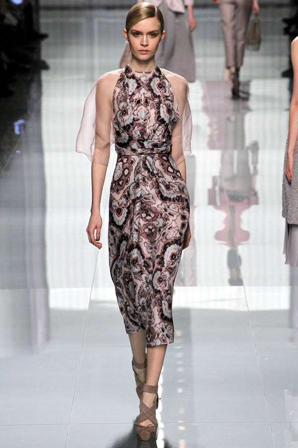 На фото модель демонстрируют коллекцию осень-зима 2012-2013гг. от Christian Dior Christian Dior не хватает Гальяно. Коллекция осень-зима 2012-2013