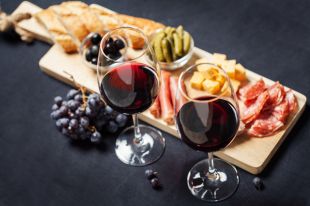 Какими блюдами лучше закусывать: холодными или горячими?