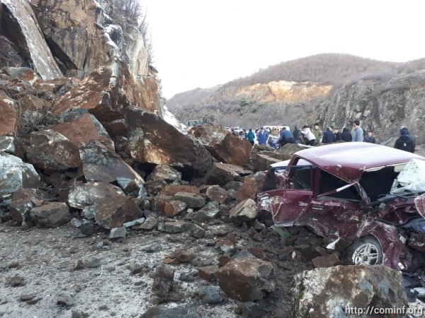 Обломок скалы в Южной Осетии раздавил «Жигули»