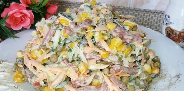 Рецепты: Салат с кукурузой, огурцами, горошком и колбасой