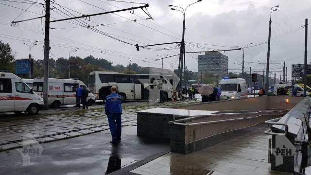 Видео: туристический автобус протаранил столб в Москве