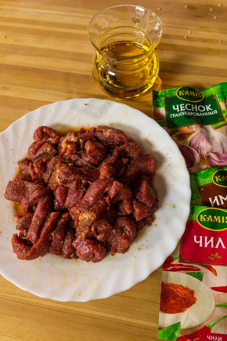 Очень простой корейский салат из огурцов и мяса