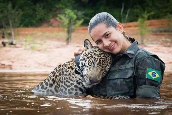 Они нашли его еле живым! Спасенный от наводнения ягуар обнимает людей, как домашний кот