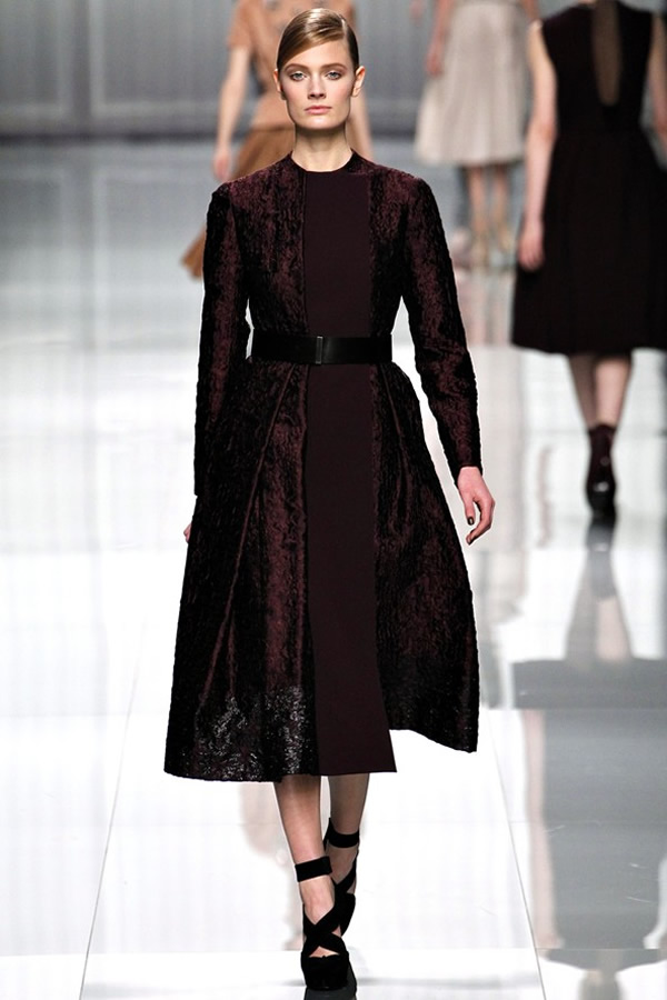 На фото модель демонстрируют коллекцию осень-зима 2012-2013гг. от Christian Dior Christian Dior не хватает Гальяно. Коллекция осень-зима 2012-2013