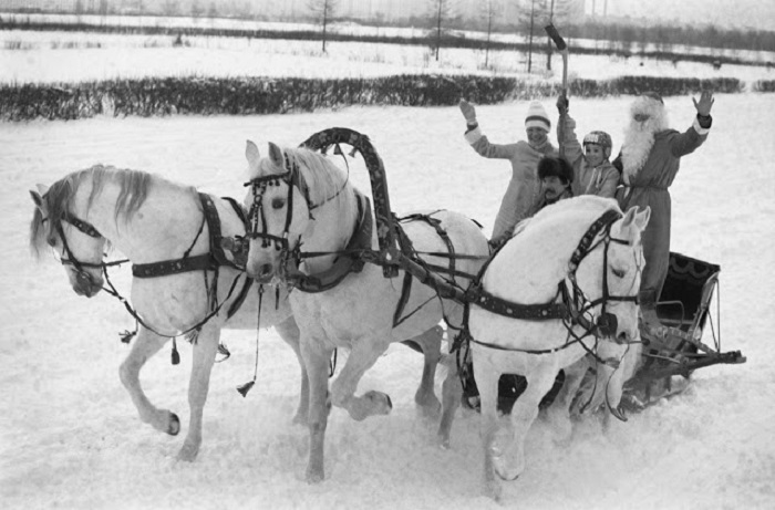 В звенящую снежную даль, три белых коня - декабрь, январь и февраль. В звенящую снежную даль, три белых коня - декабрь, январь и февраль.