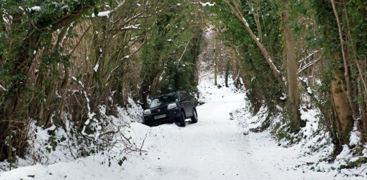 Десять вещей, которые нужно сделать если ваш автомобиль застрял в снежную бурю