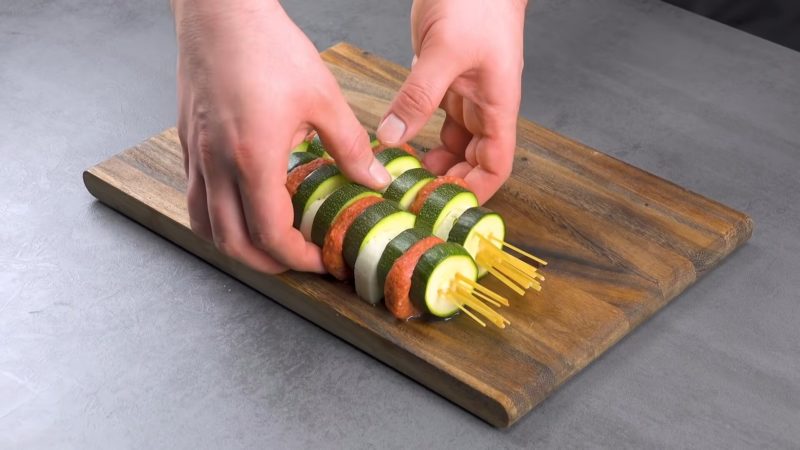 Протыкаем кабачки спагетти и получаем необычный и вкусный ужин