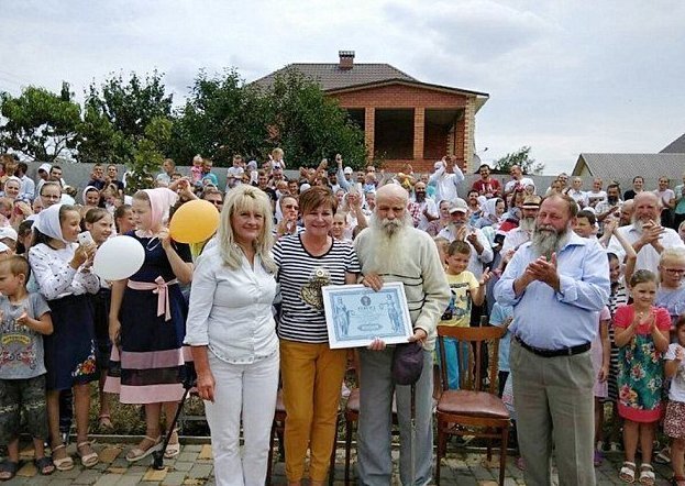 87-летний украинец - глава самой большой в мире семьи 87-летний украинец - глава самой большой в мире семьи Павел Семенюк, большая семья, дела семейные, мировой рекорд, многочисленное потомство, необычно, семья, украина