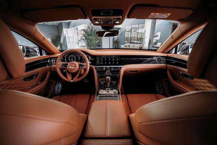 «Алхимия» в стиле Bentley: эксклюзивная премьера нового Flying Spur в Москве
