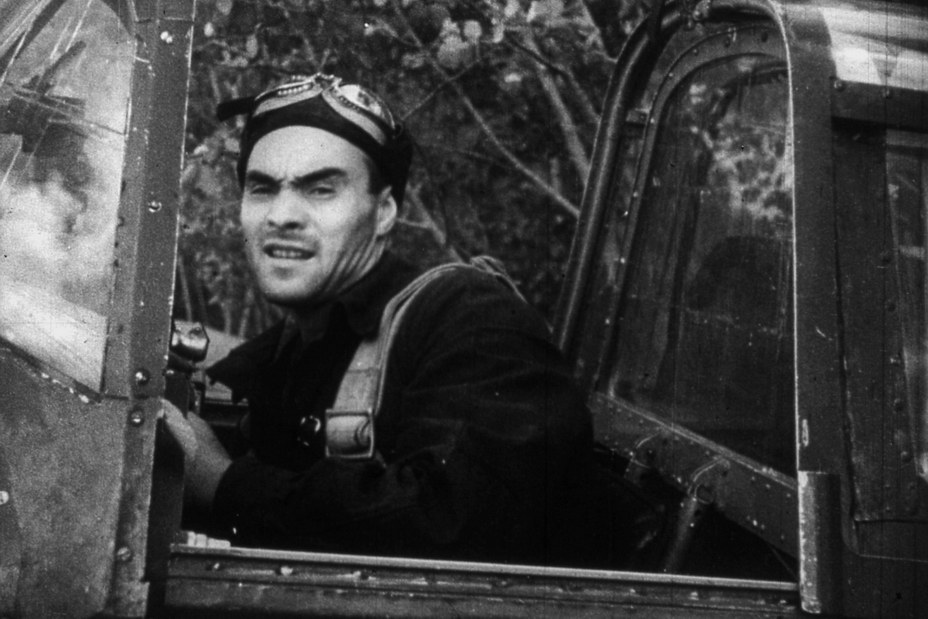 Командир звена 61-го ШАП младший лейтенант Михаил Васильевич Заболотский в кабине штурмовика. - «Чёрная смерть» против «Дивизии-призрака» | Военно-исторический портал Warspot.ru