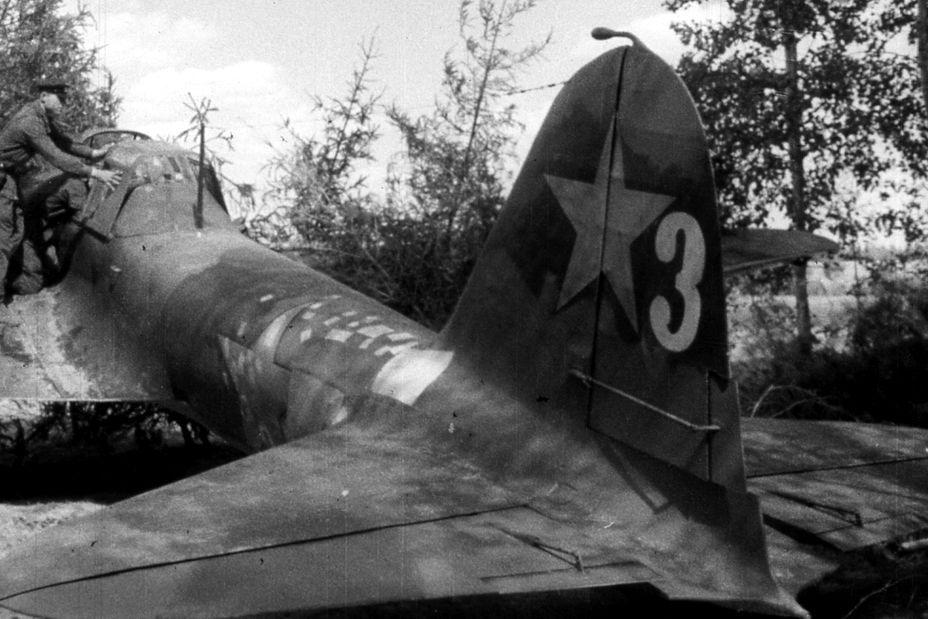 Ил-2 тактический №3, заводской №1863314 из 61-го ШАП, август 1941 года. Обращают на себя внимание многоисленные свежие заплаты в хвостовой части фюзеляжа. - «Чёрная смерть» против «Дивизии-призрака» | Военно-исторический портал Warspot.ru