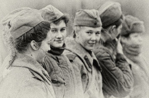 Военно-полевые жёны: почему женщины в тылу ненавидели фронтовых подруг