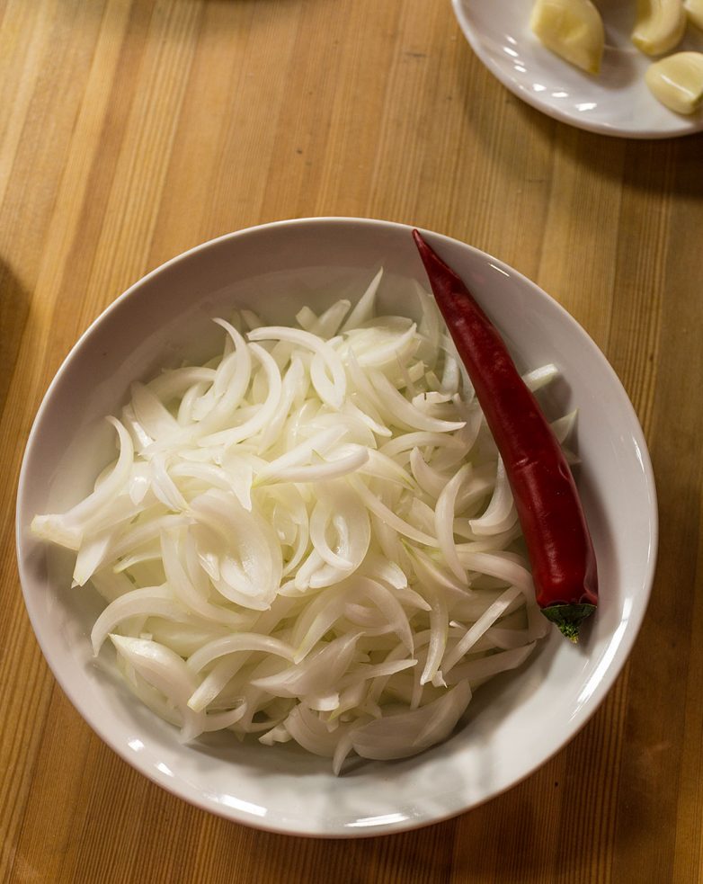 Очень простой корейский салат из огурцов и мяса
