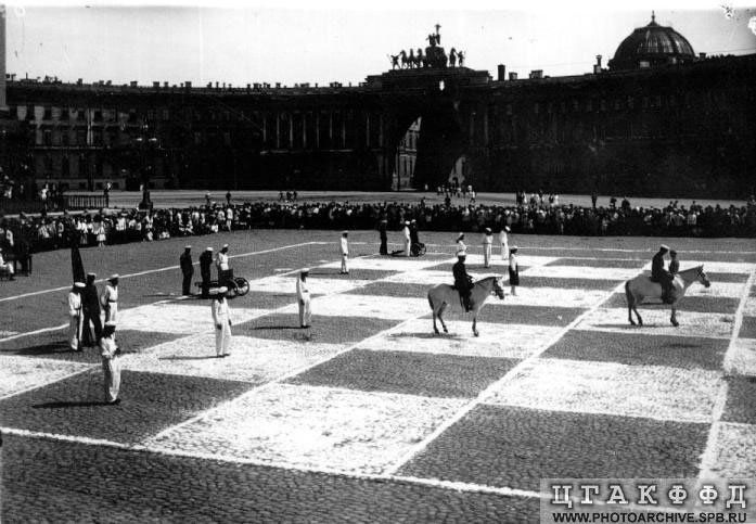 "Живые" шахматы в Петрограде шахматы, Петроград