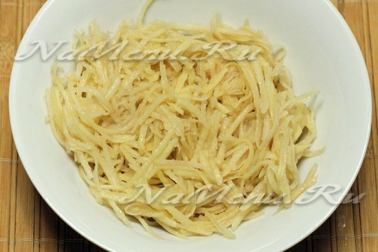 Картофель натираем